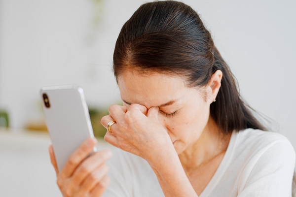 眼精疲労に悩む女性