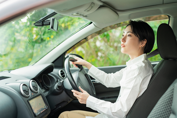 運転をする女性