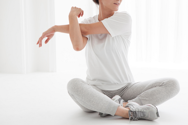 ストレッチをする女性