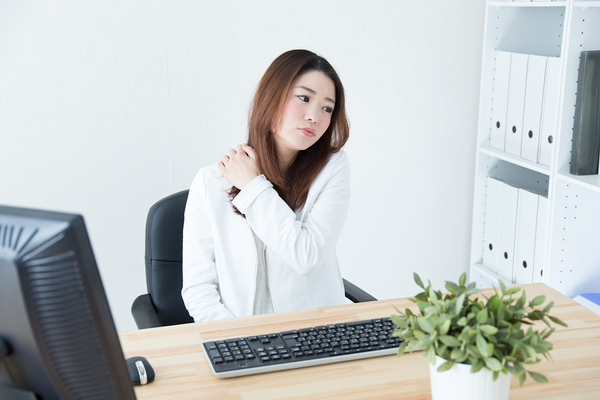 肩こりを感じる女性