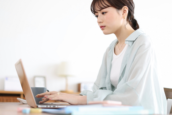 パソコンで作業をする 女性