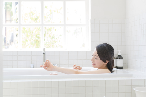 入浴をする女性