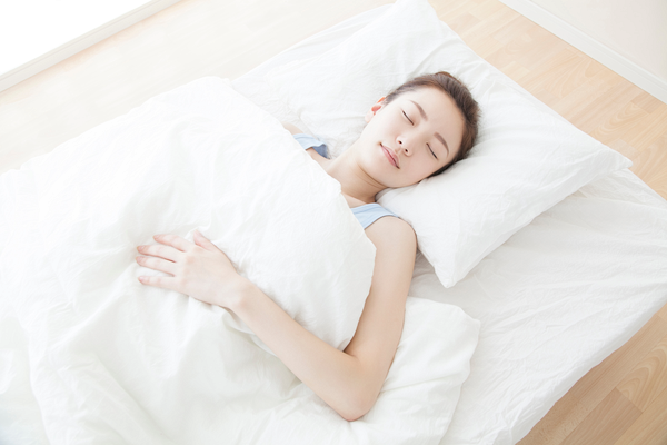 睡眠をとる女性