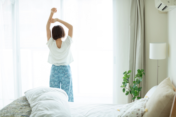 起床する女性