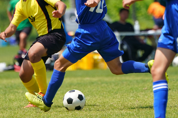 サッカーをする少年