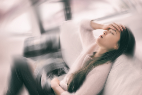 頭痛を感じる女性