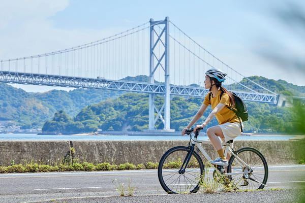サイクリングをする女性