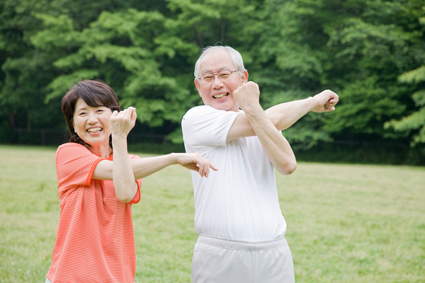 体操をする男女