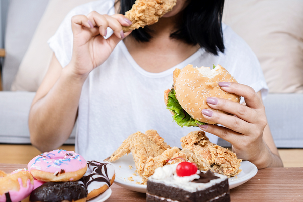 ジャンクフードを食べる女性